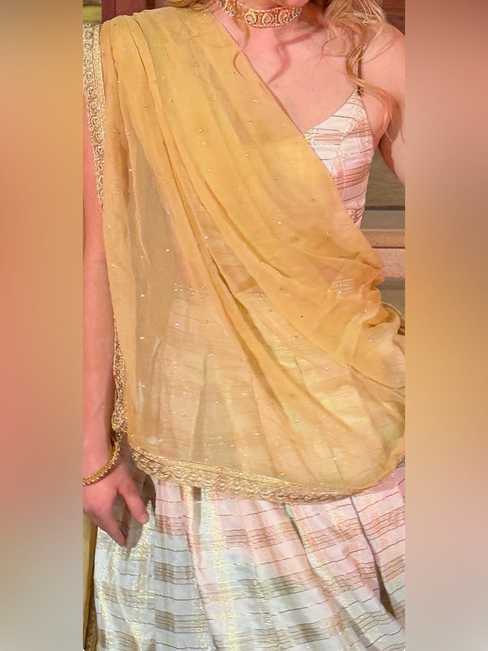 Gold dupatta scarf, embrodiered - Picture 7 of 8
